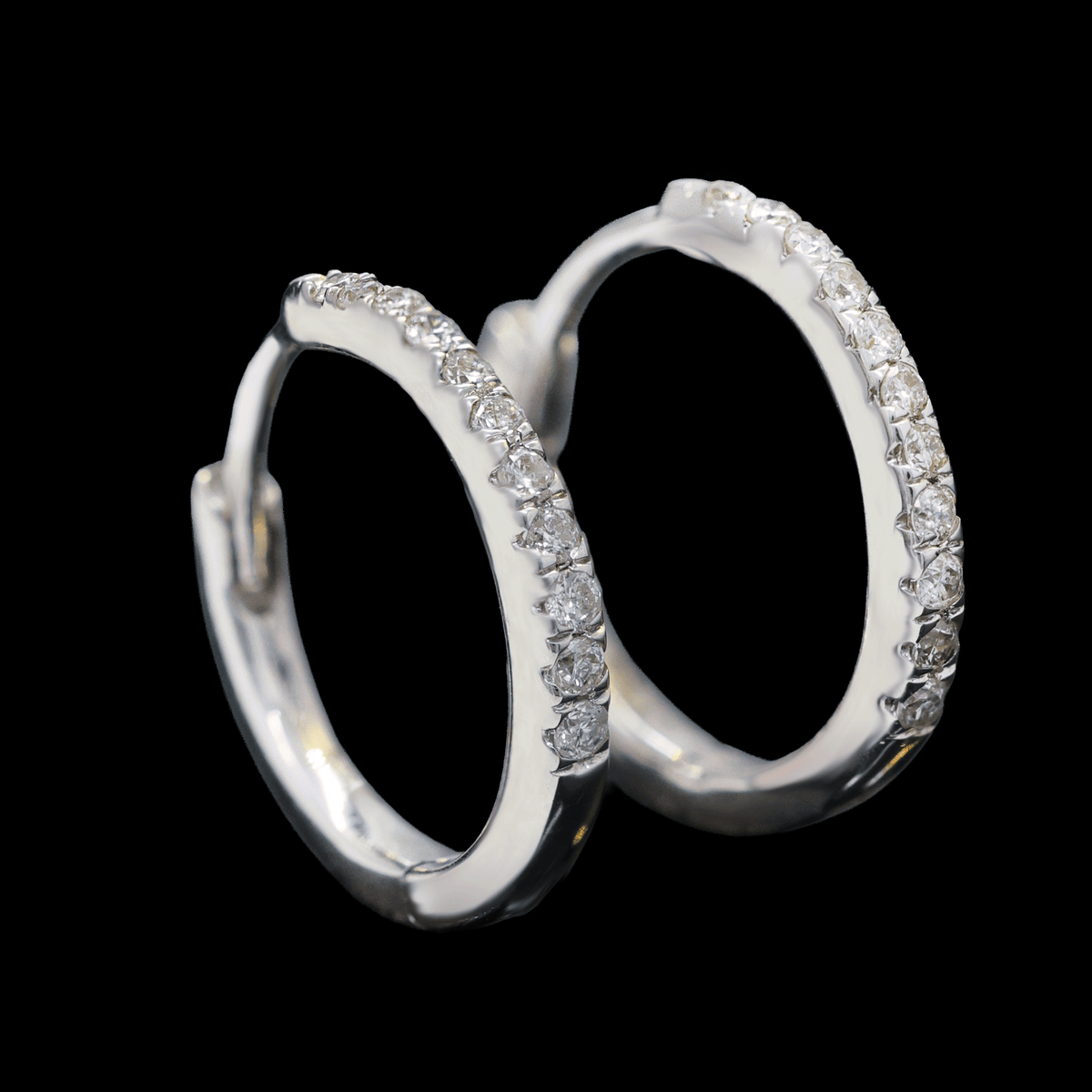 Arracadas Huggies de Oro Blanco de 14K con Diamantes