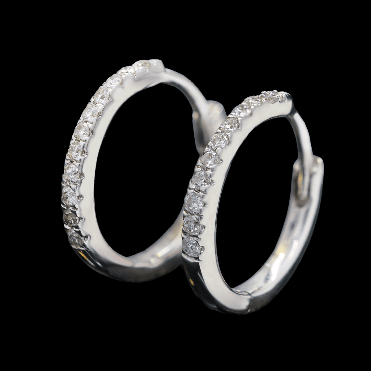 Arracadas Huggies de Oro Blanco de 14K con Diamantes
