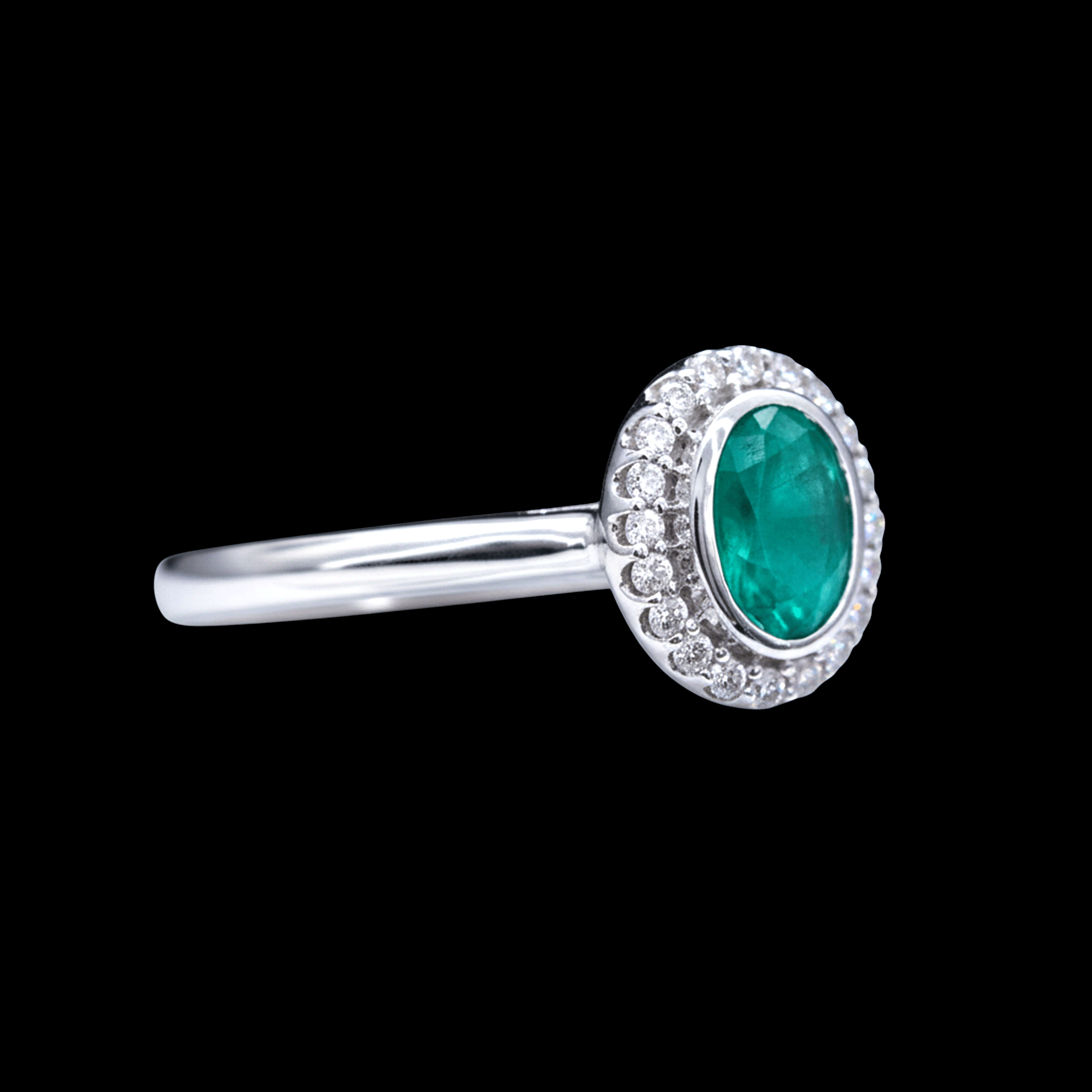 Anillo con Diamantes Blancos en Bisel y Esmeralda en Centro