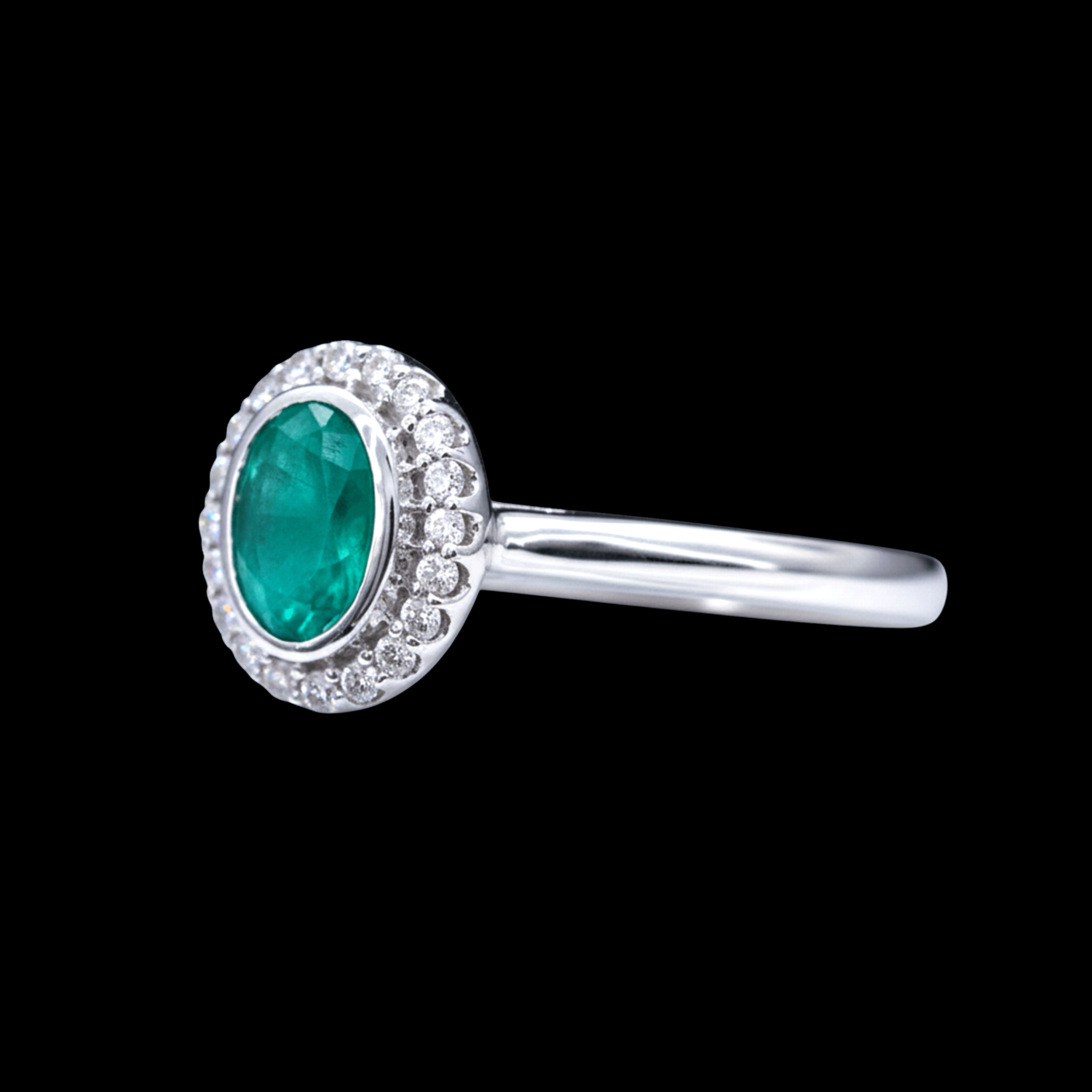 Anillo con Diamantes Blancos en Bisel y Esmeralda en Centro