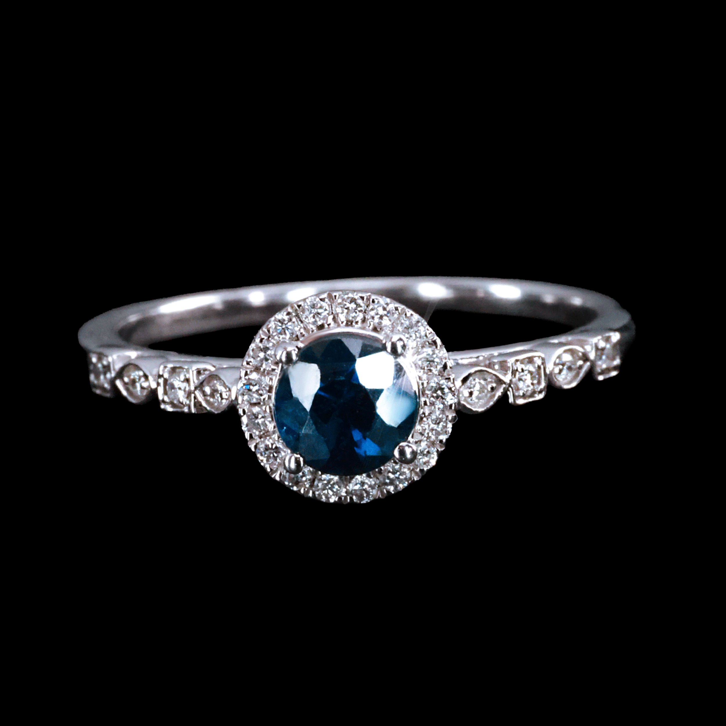 Anillo con Diamantes Blancos en Bisel y en Hombros con Safiro en Centro||