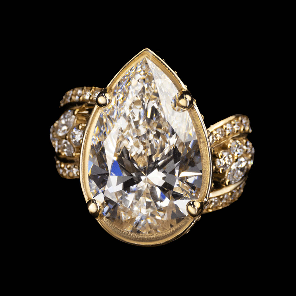 ANILLO CON DIAMANTE DE LABORATORIO CORTE PERA 8.1ct 14K