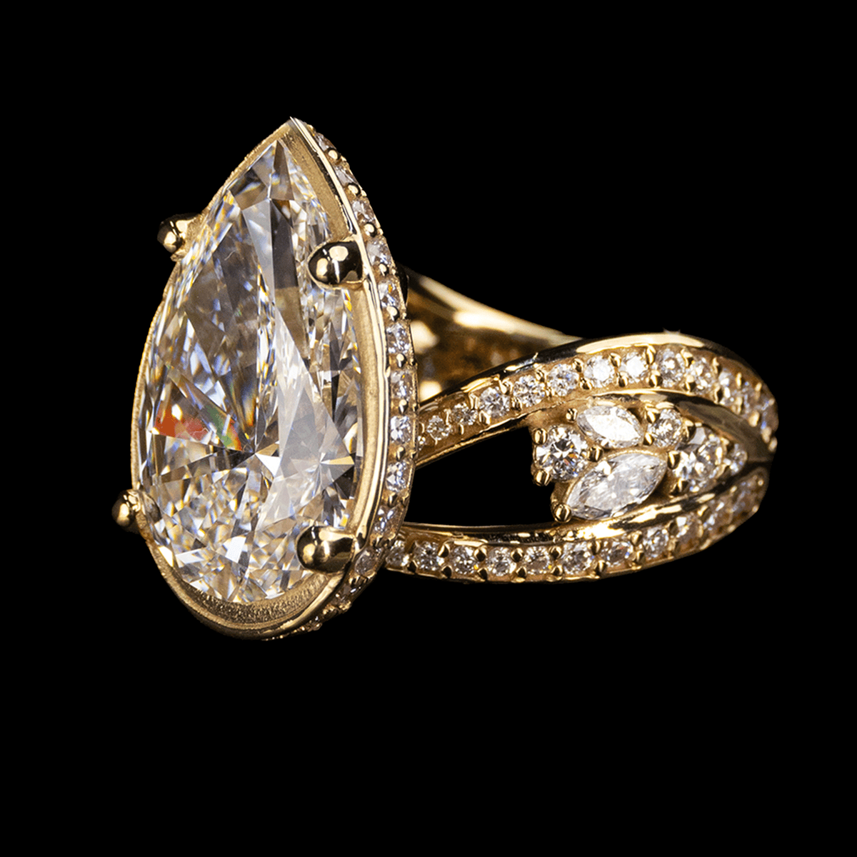 ANILLO CON DIAMANTE DE LABORATORIO CORTE PERA 8.1ct 14K