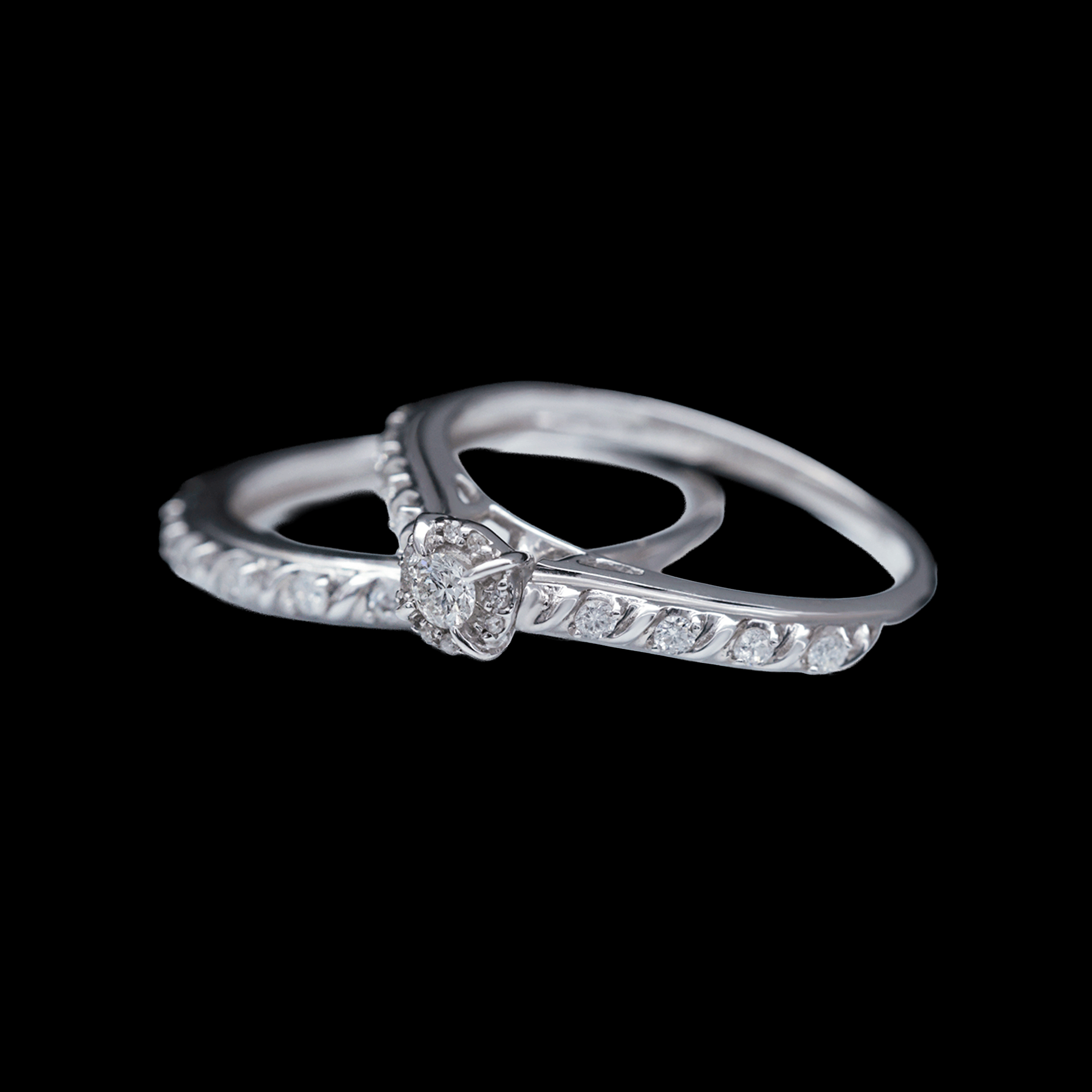 Alianza con Diamantes Blancos en Bisel y Hombros con Diamante Redondo al Centro