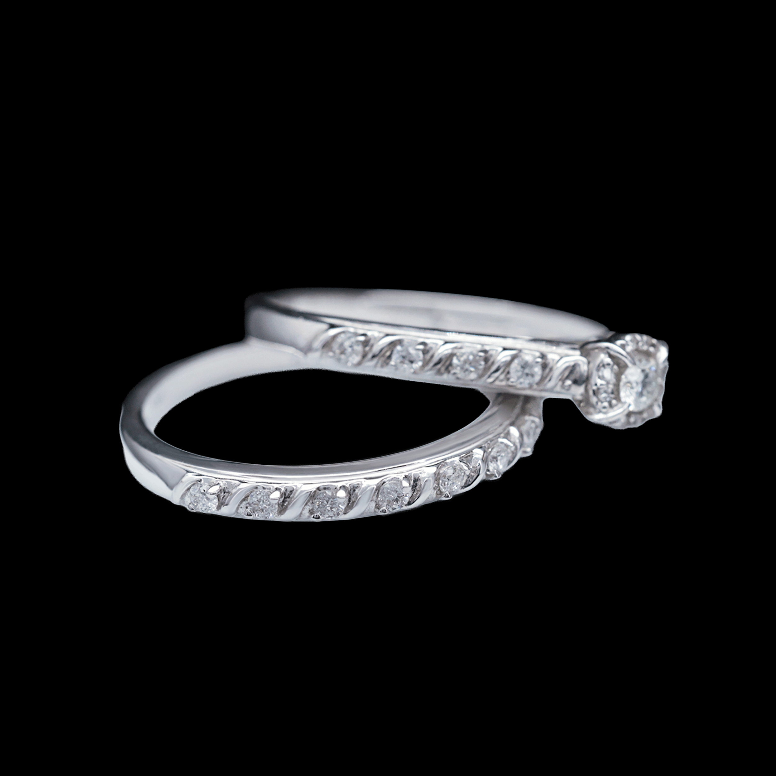 Alianza con Diamantes Blancos en Bisel y Hombros con Diamante Redondo al Centro