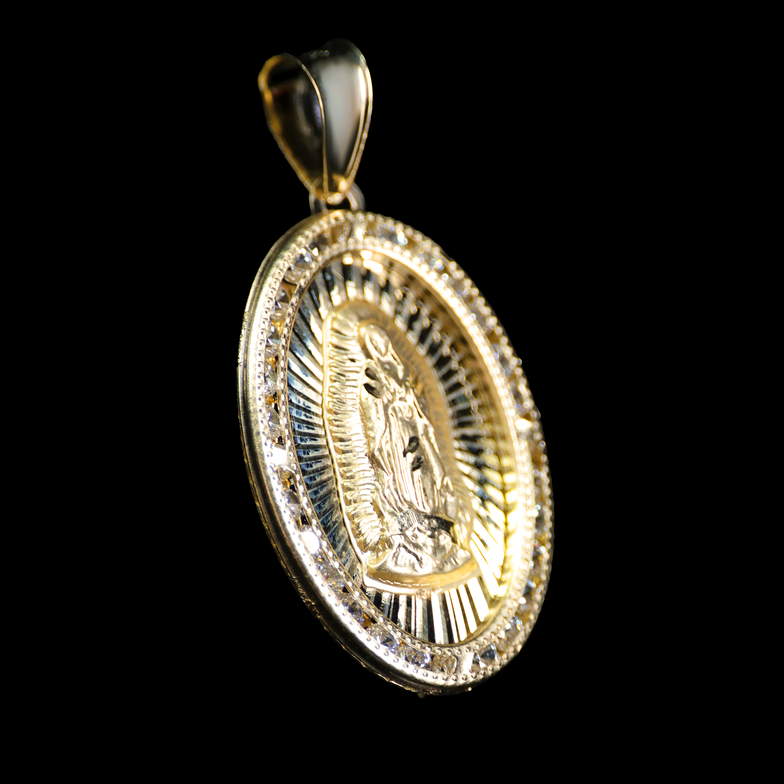 MEDALLA OVALADA VIRGEN C/ZN BLANCA EN BISEL 10K