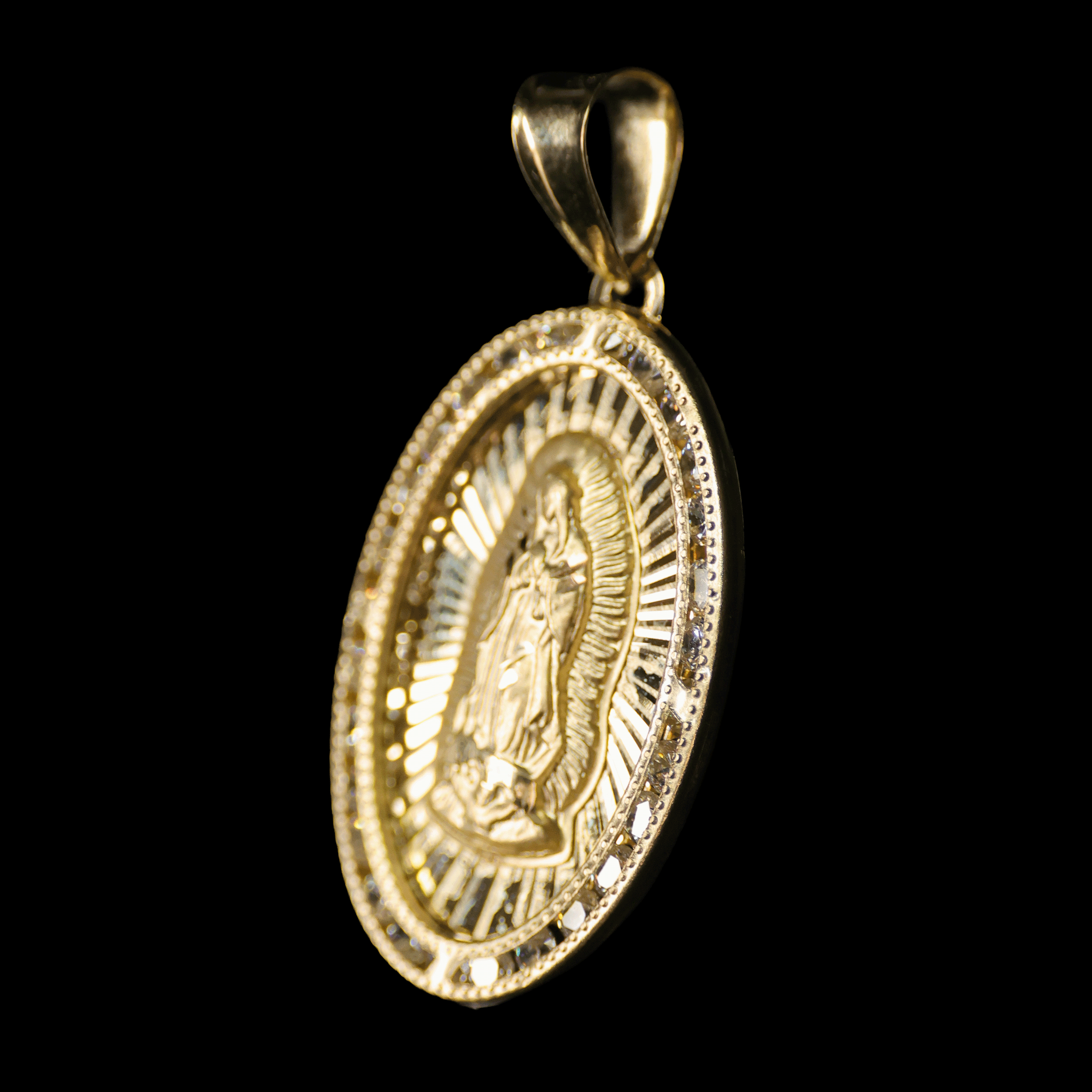 MEDALLA OVALADA VIRGEN C/ZN BLANCA EN BISEL 10K