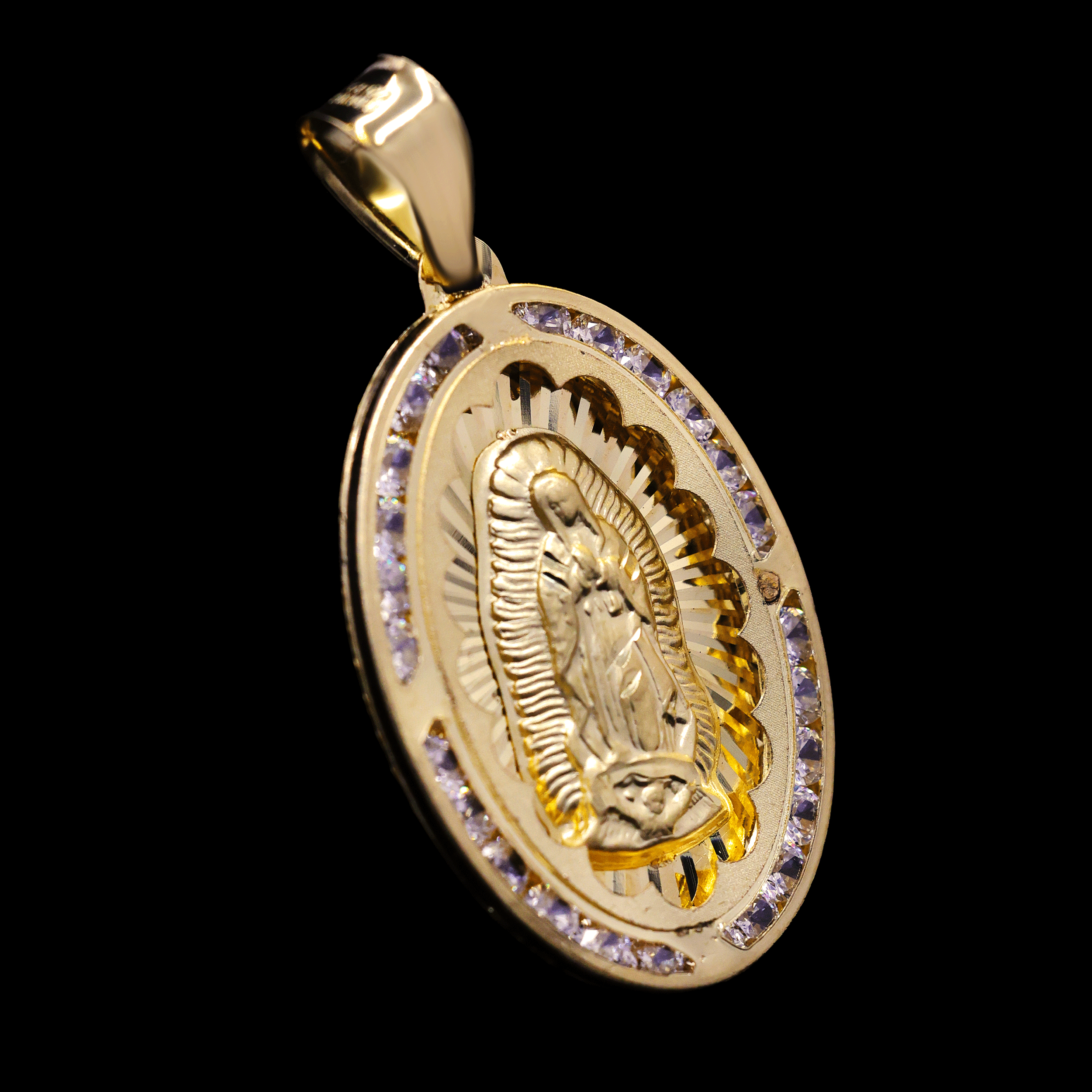 MEDALLA OVALADA VIRGEN C/ZN BLANCA EN BISEL 10K