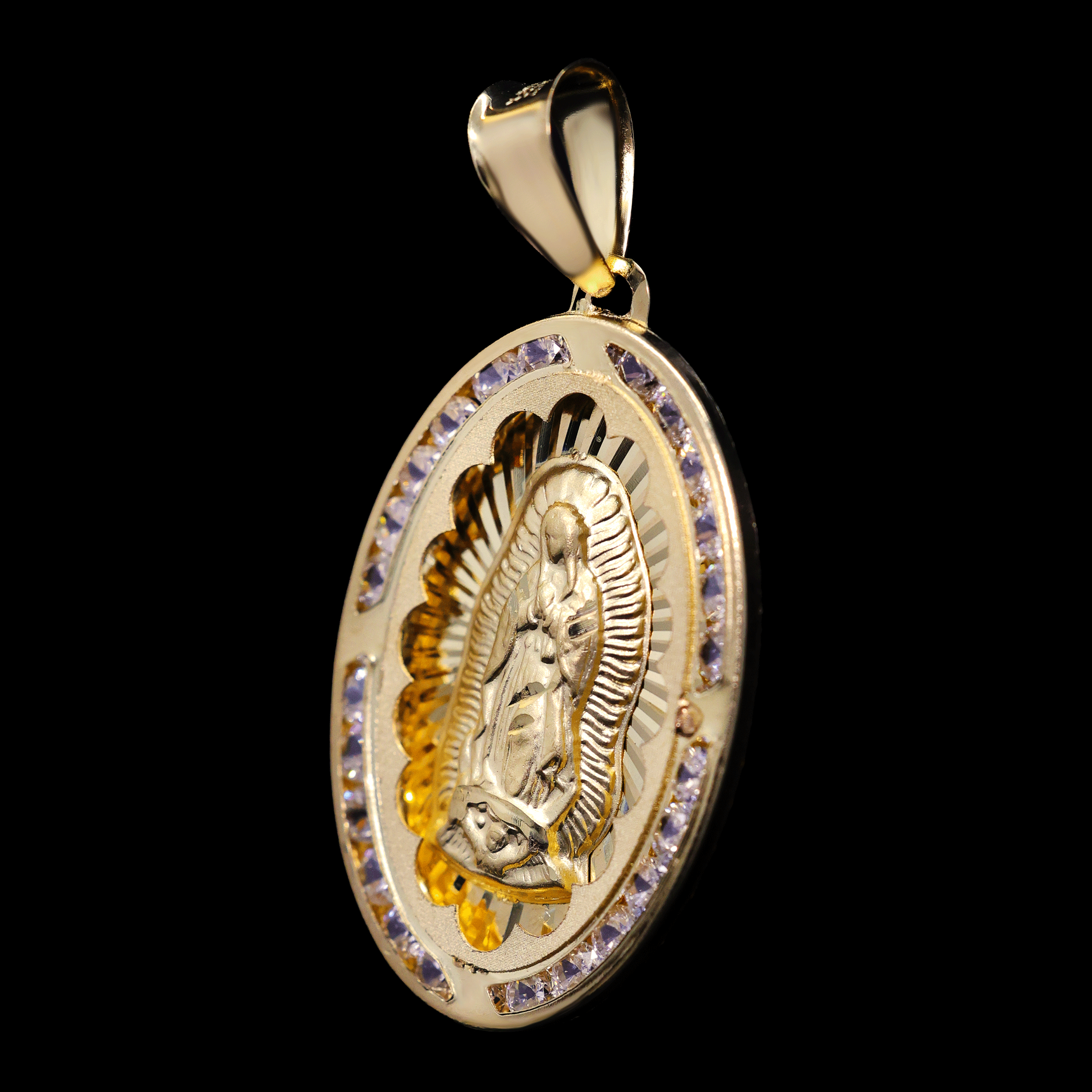 MEDALLA OVALADA VIRGEN C/ZN BLANCA EN BISEL 10K