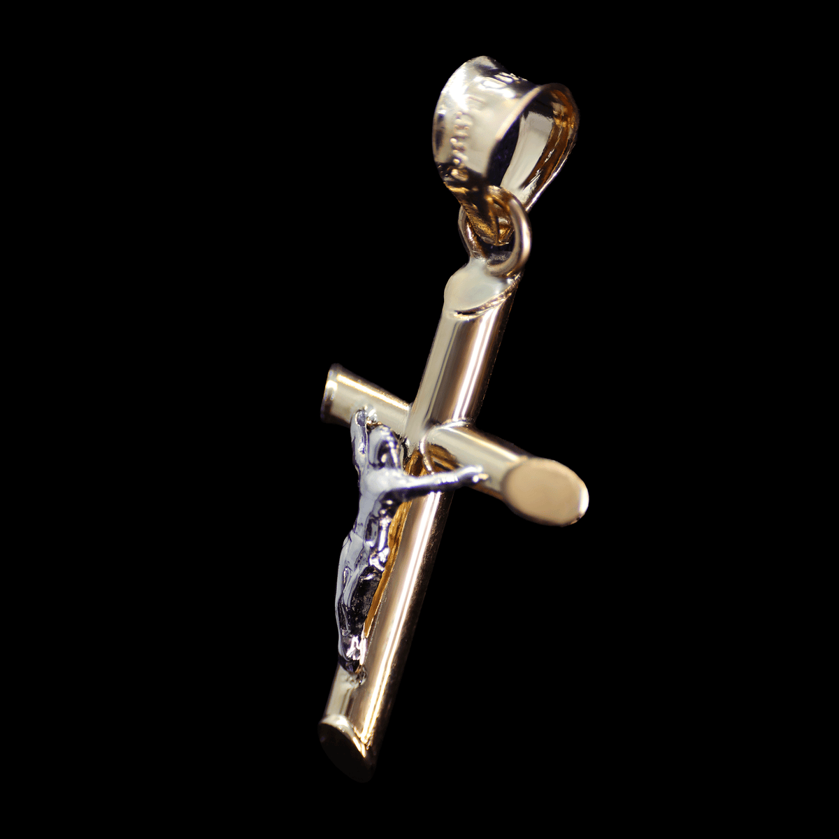 Dije de Crucifijo Tubular en Oro Bicolor de 10K