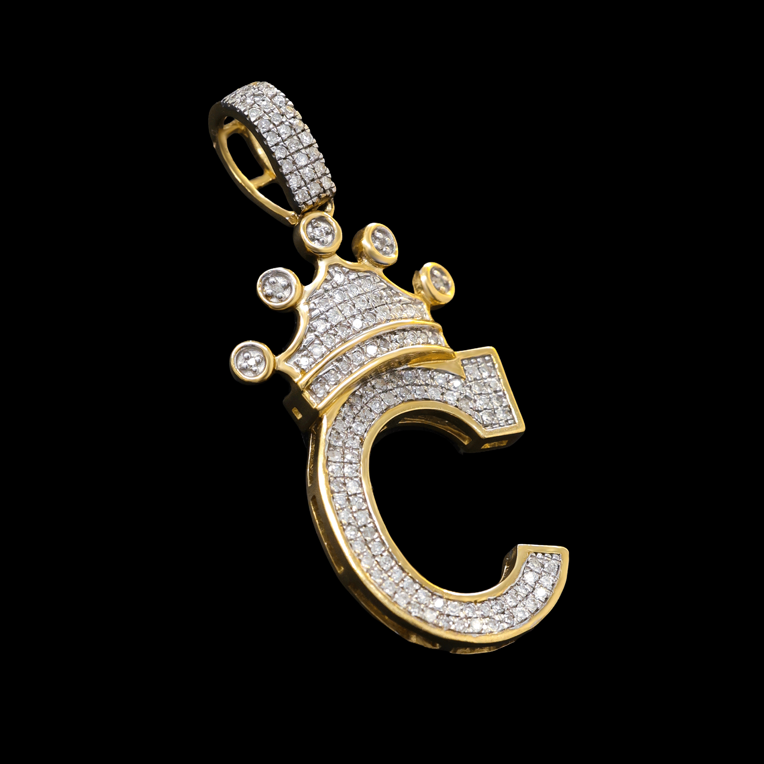 Dije Letra C con Corona Diamantes
