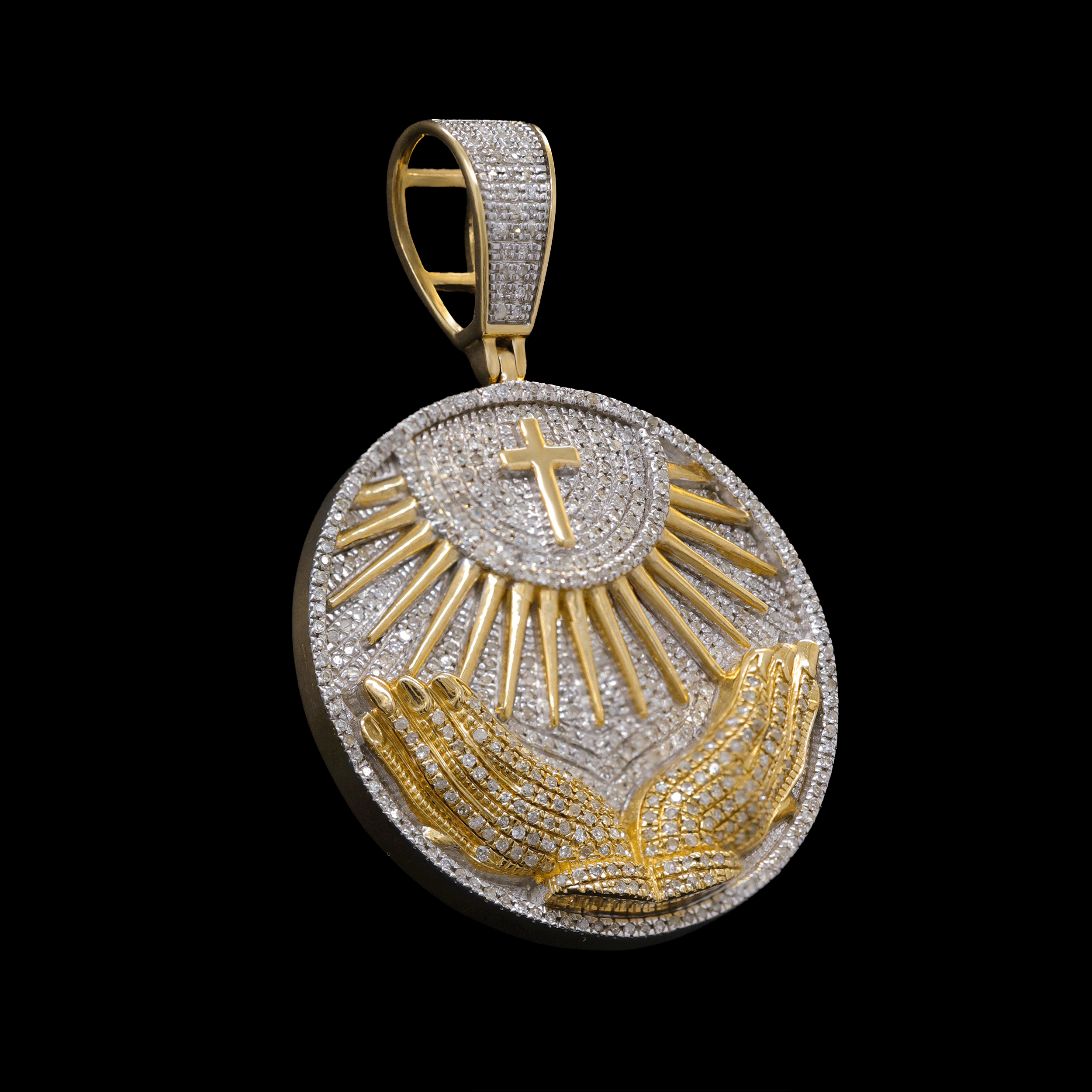 Dije de Manos con Consagrado en Diamantes Naturales