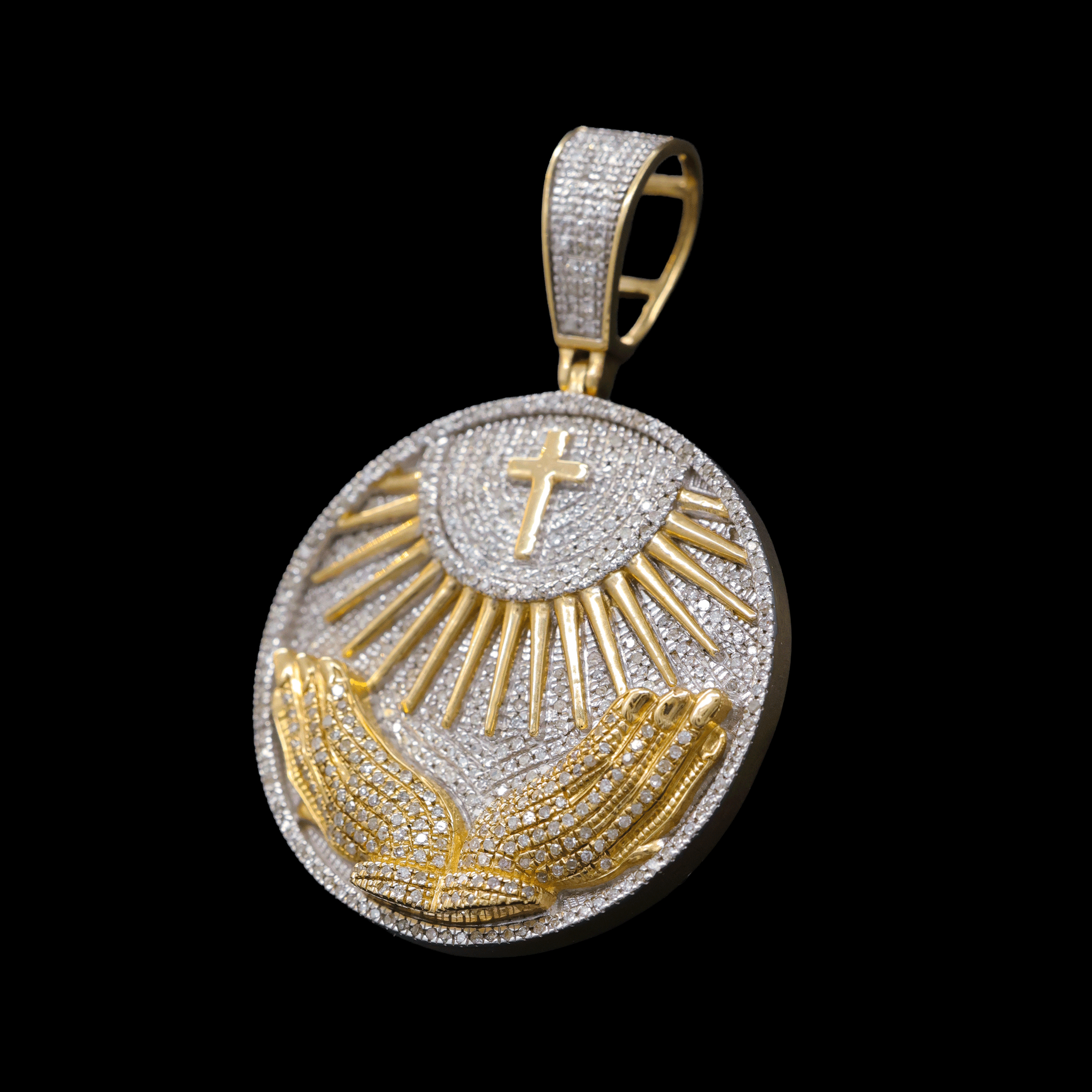 Dije de Manos con Consagrado en Diamantes Naturales