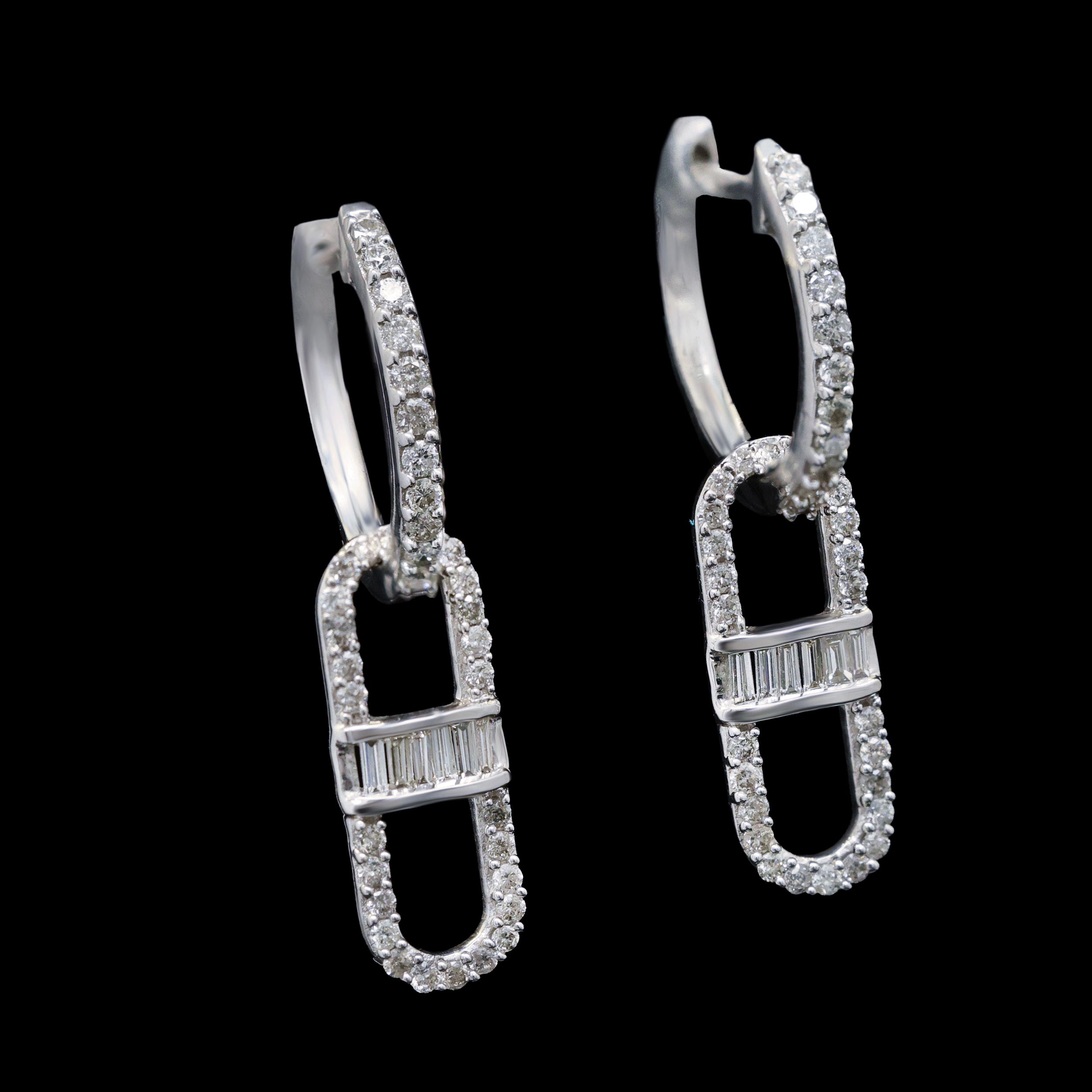 Aretes Blancos con Eslabón eslabon Planchado en Montado Bagette y Pave con Diamantes