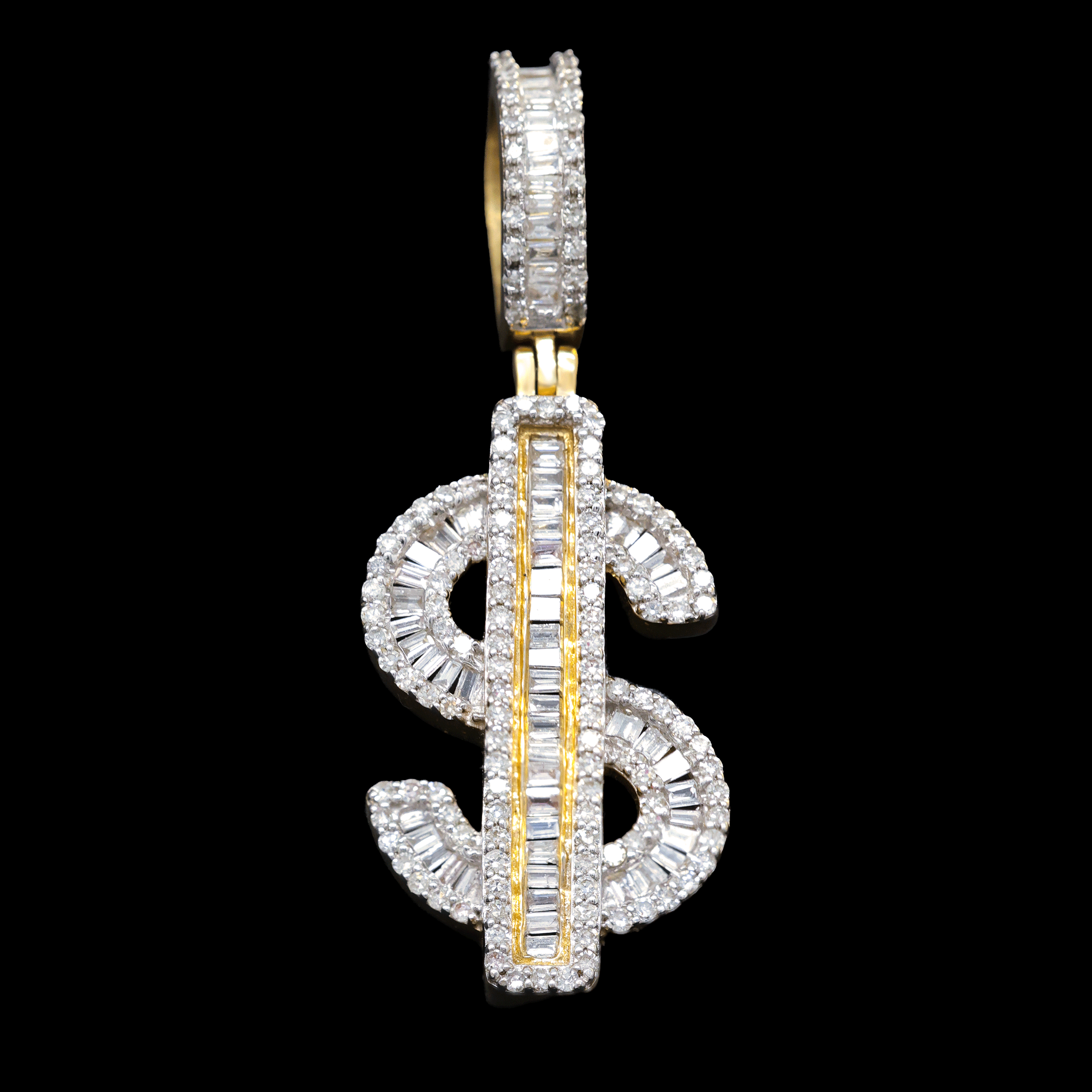 Dije de Signo de Dólar con Montado Bagette en Diamantes