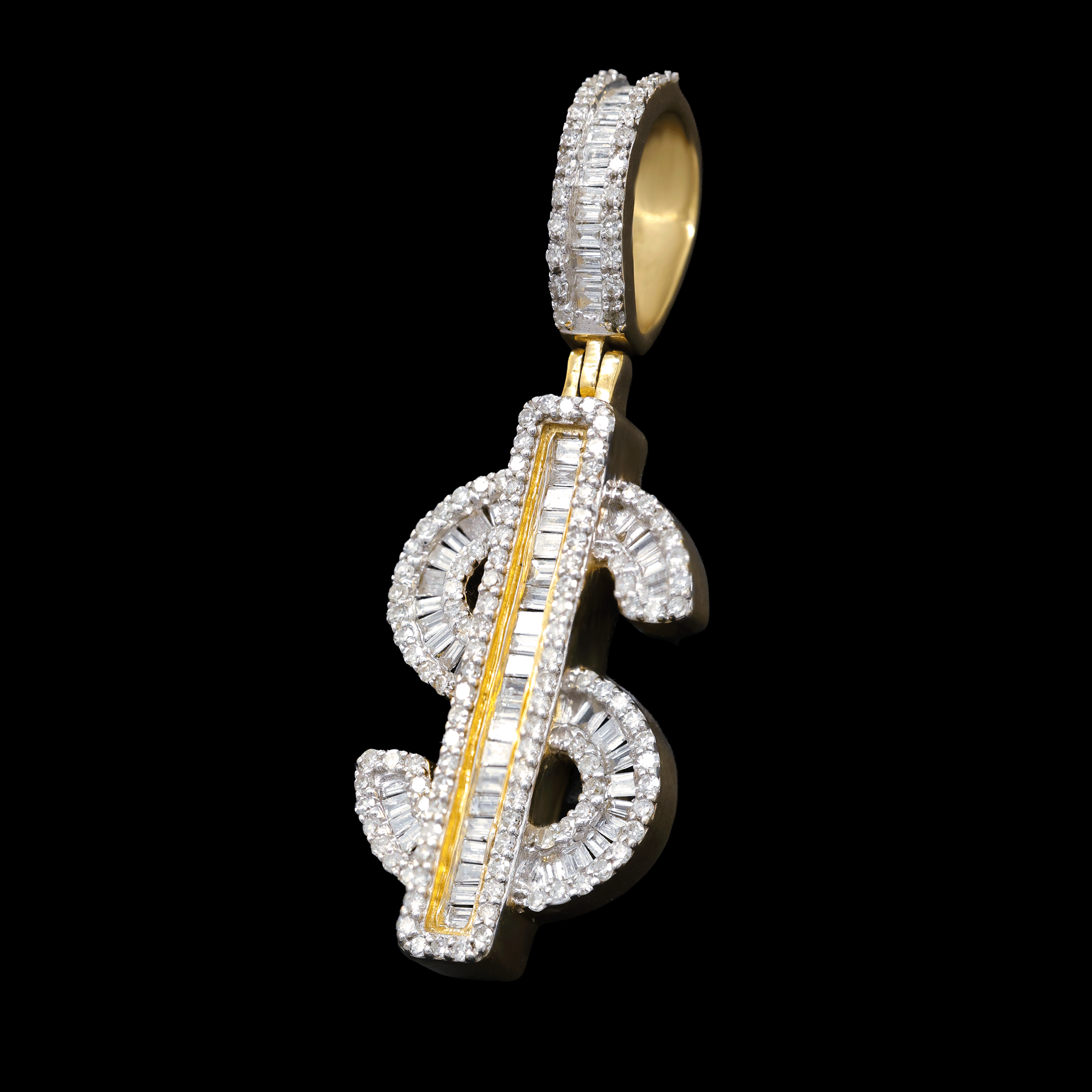 Dije de Signo de Dólar con Montado Bagette en Diamantes